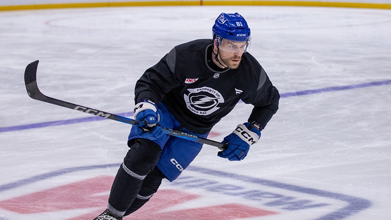 Erik Černák počas rozkorčuľovania v drese Tampy Bay. 