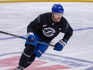 Erik Černák počas rozkorčuľovania v drese Tampy Bay. 