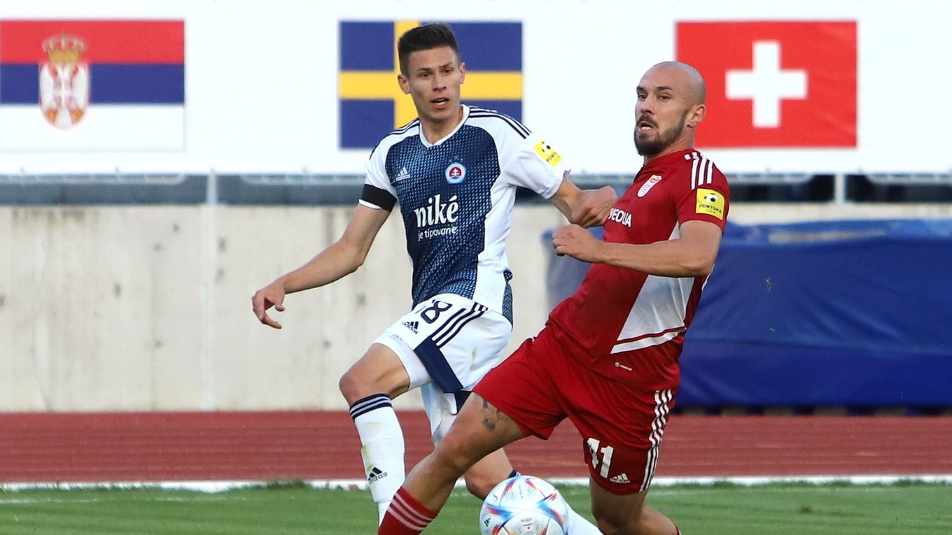 David Hrnčár (vľavo) a David Jackuliak v zápase MFK Dukla Banská Bystrica - ŠK Slovan Bratislava.