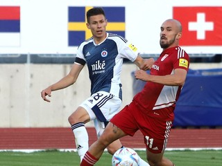 David Hrnčár (vľavo) a David Jackuliak v zápase MFK Dukla Banská Bystrica - ŠK Slovan Bratislava.