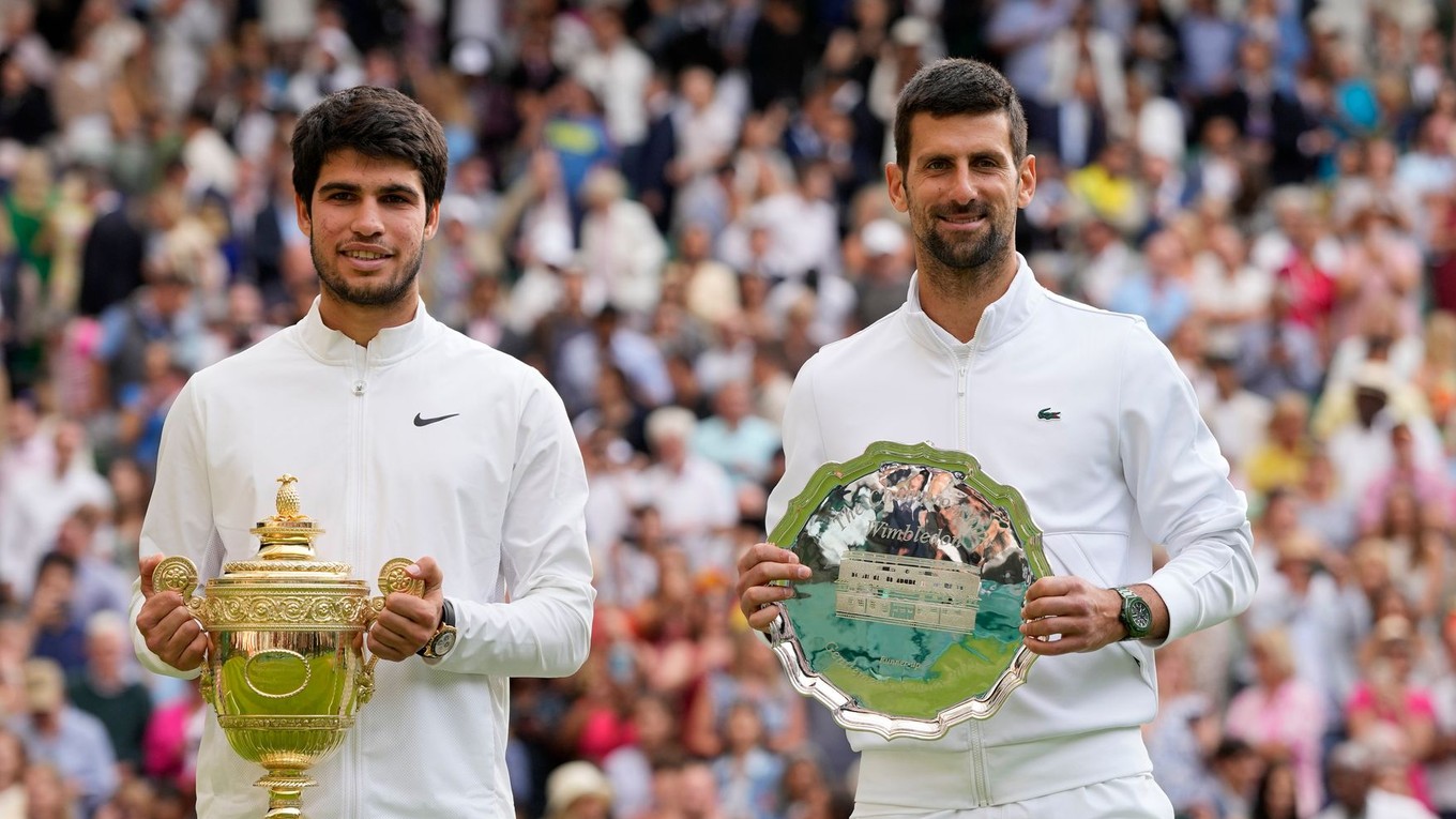 Carlos Alcaraz (vľavo) a Novak Djokovič po finálovom dueli na tenisovom turnaji vo Wimbledone. 
