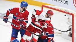Juraj Slafkovský a Sebastian Aho pred brankárom Jakubom Dobešom pri rozhodujúcom góle v predĺžení v zápase Montreal Canadens - Carolina Hurricanes.