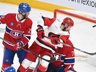 Juraj Slafkovský a Sebastian Aho pred brankárom Jakubom Dobešom pri rozhodujúcom góle v predĺžení v zápase Montreal Canadens - Carolina Hurricanes.