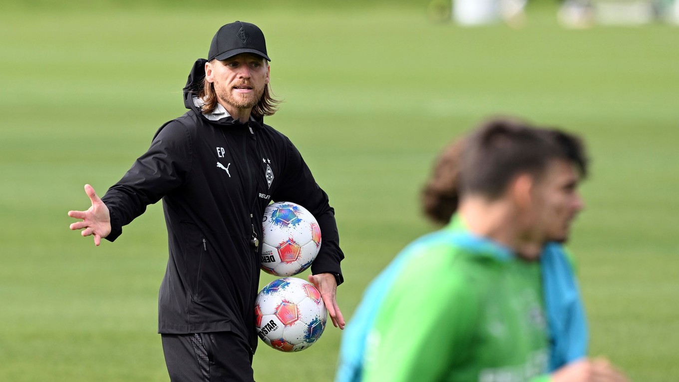 Poľský tréner Eugen Polanski vedie tréning Mönchengladbachu.

