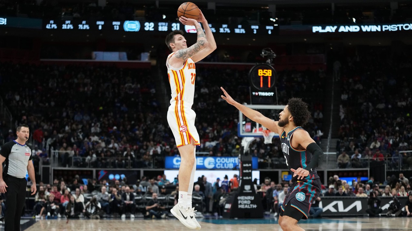 Hráč Atlanty Hawks Vit Krejčí (vľavo) strieľa cez Cadea Cunninghama (Detroit Pistons) počas zápasu NBA.