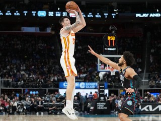 Hráč Atlanty Hawks Vit Krejčí (vľavo) strieľa cez Cadea Cunninghama (Detroit Pistons) počas zápasu NBA.