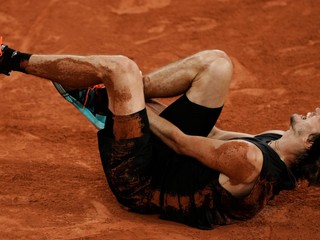 Alexander Zverev sa zvíjal od bolesti po páde na Roland Garros 2022.