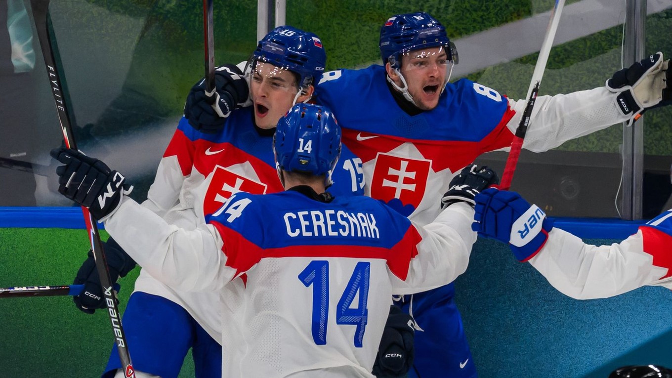 Na snímke slovenskí hráči sa tešia z gólu na 3:5. 
