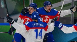 Na snímke slovenskí hráči sa tešia z gólu na 3:5. 
