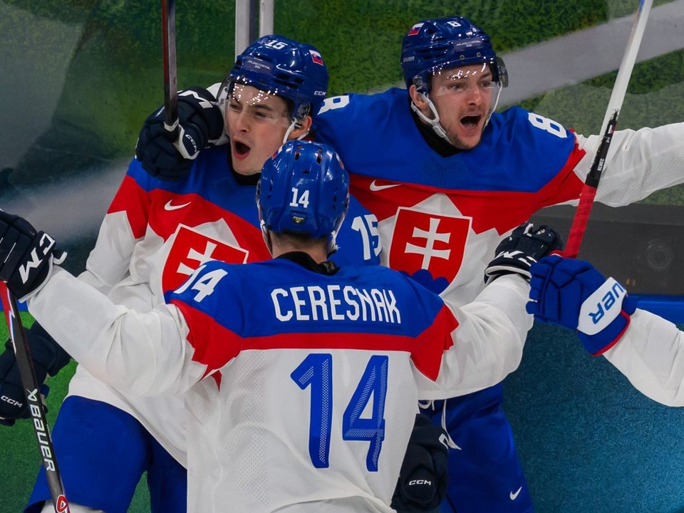 Na snímke slovenskí hráči sa tešia z gólu na 3:5. 