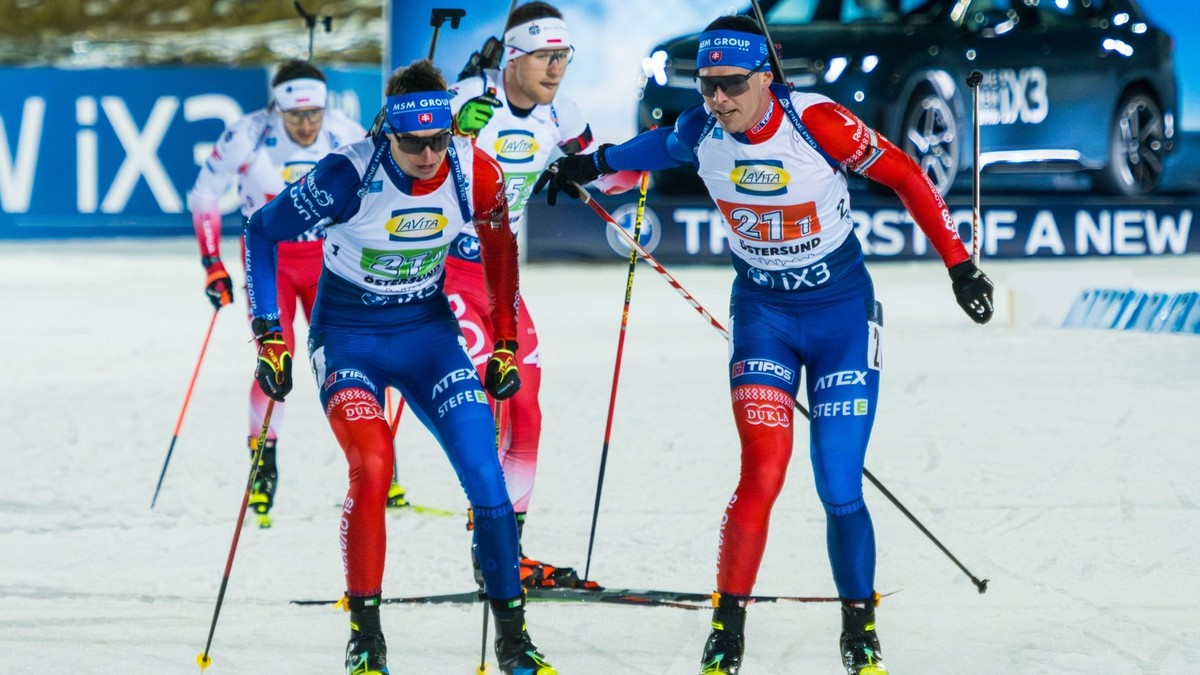 Tomáš Sklenárik (vpravo) a Jakub Borguľa počas štafety vo švédskom Östersunde 2025.