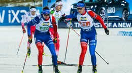 Tomáš Sklenárik (vpravo) a Jakub Borguľa počas štafety vo švédskom Östersunde 2025.