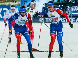 Tomáš Sklenárik (vpravo) a Jakub Borguľa počas štafety vo švédskom Östersunde 2025.