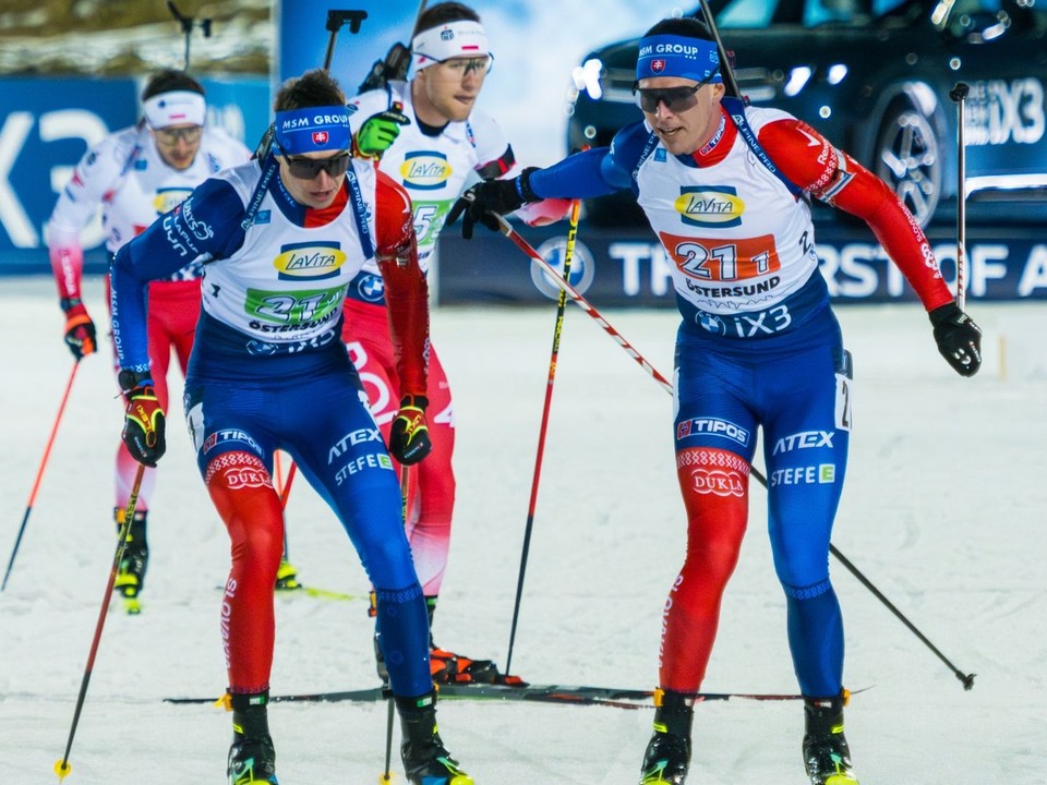 Tomáš Sklenárik (vpravo) a Jakub Borguľa počas štafety vo švédskom Östersunde 2025.