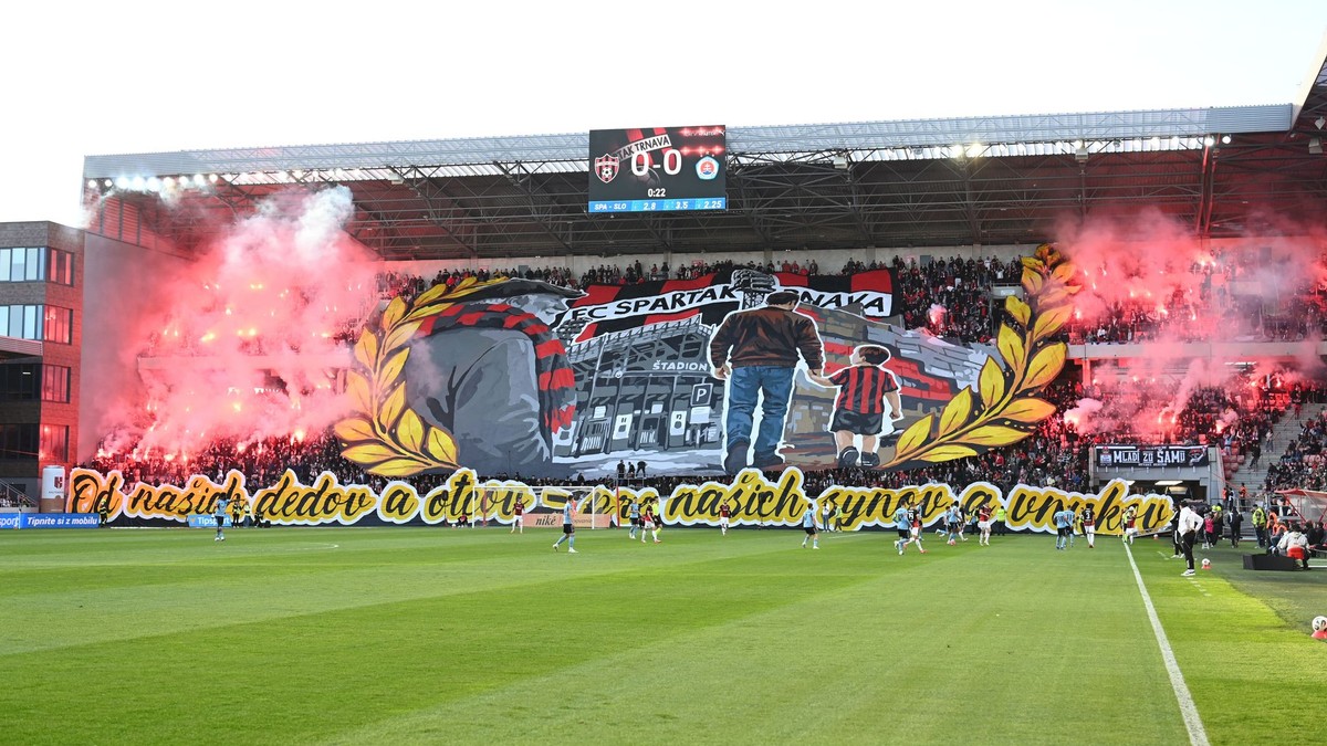 Na snímke fanúšikovia Spartaka počas zápasu 7. kola nadstavbovej časti Niké ligy v skupine o titul medzi FC Spartak Trnava - ŠK Slovan Bratislava.