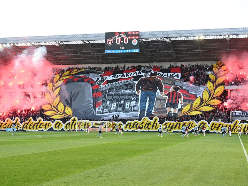 Na snímke fanúšikovia Spartaka počas zápasu 7. kola nadstavbovej časti Niké ligy v skupine o titul medzi FC Spartak Trnava - ŠK Slovan Bratislava.