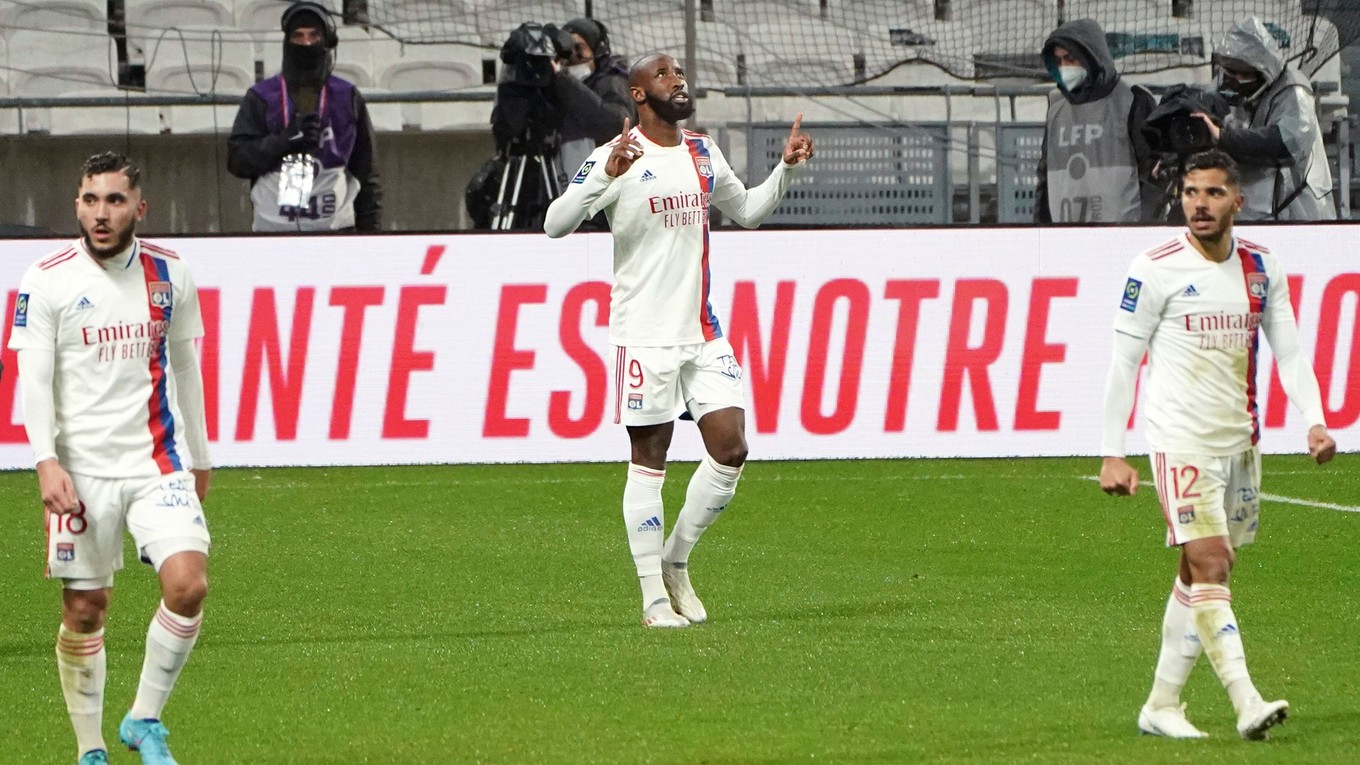 Moussa Dembele (v strede) sa teší z víťazného gólu. 