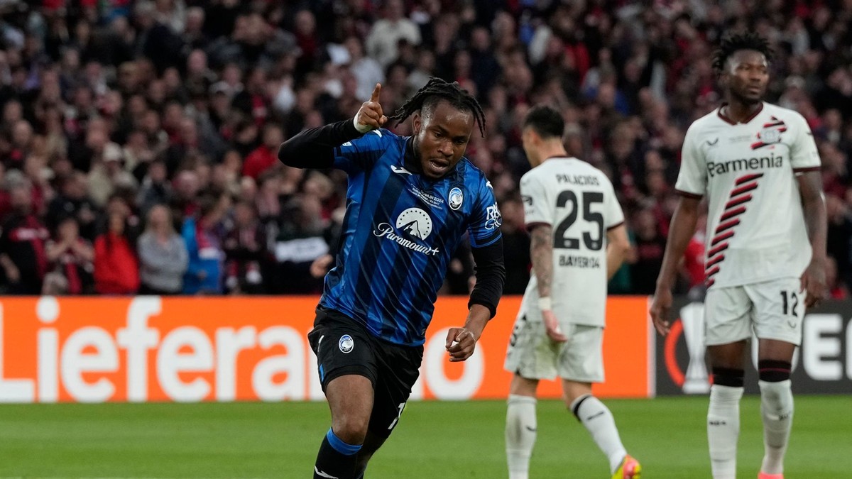 Ademola Lookman sa teší po strelenom góle v zápase Atalanta Bergamo - Bayer Leverkusen vo finále Európskej ligy.