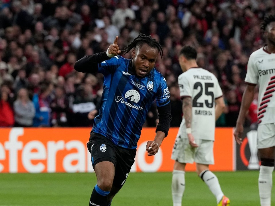 Ademola Lookman sa teší po strelenom góle v zápase Atalanta Bergamo - Bayer Leverkusen vo finále Európskej ligy.