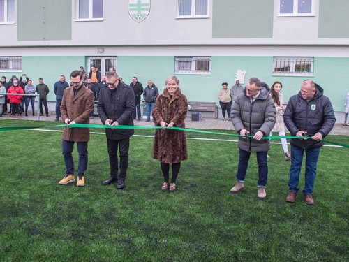 SFZ – V Skalici zrekonštruovali ihrisko s umelou trávou, pásku slávnostne prestrihol prezident zväzu Ján Kováčik