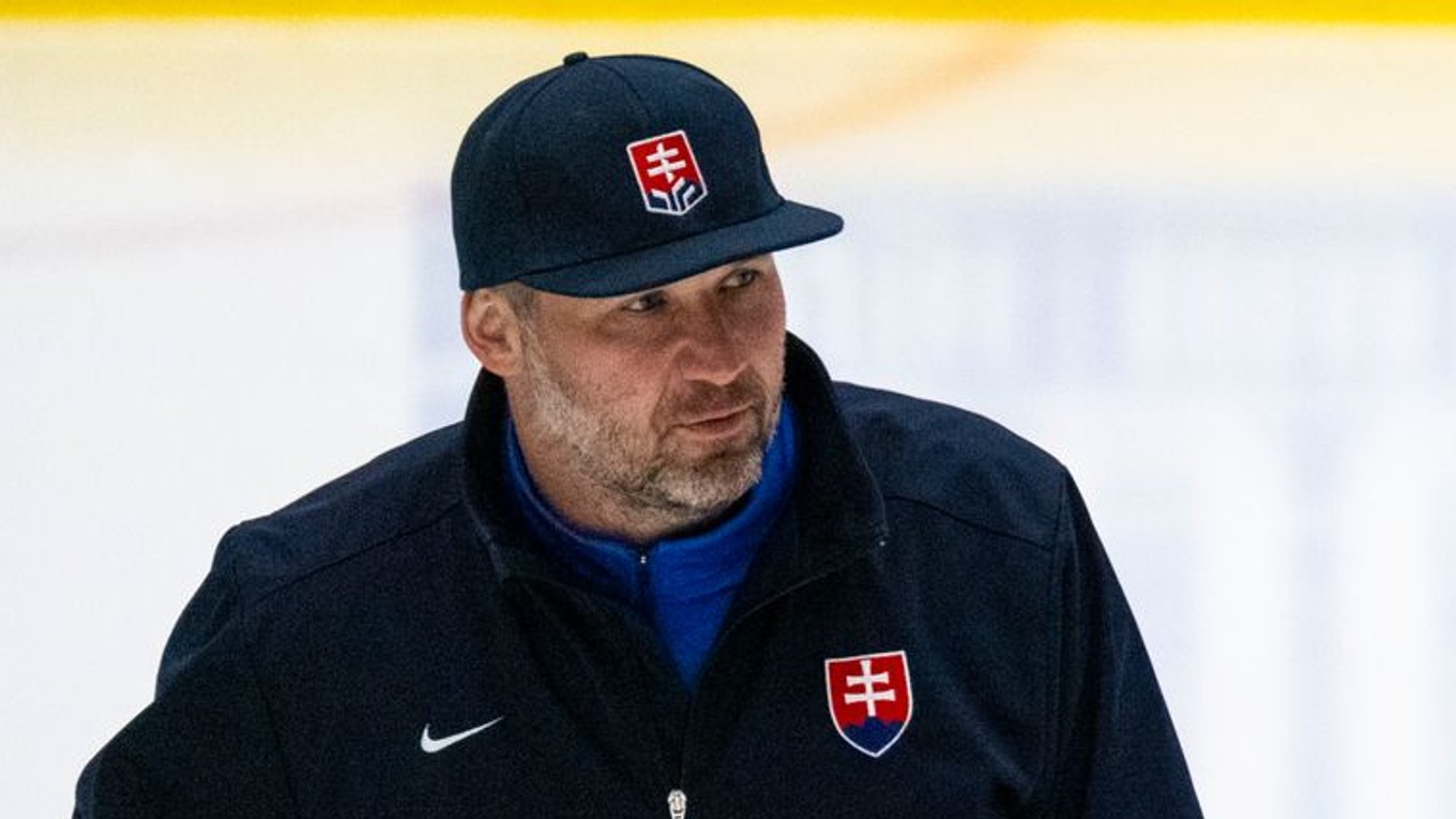 Tréner brankárov Slovenska Ján Lašák počas MS v hokeji 2025.