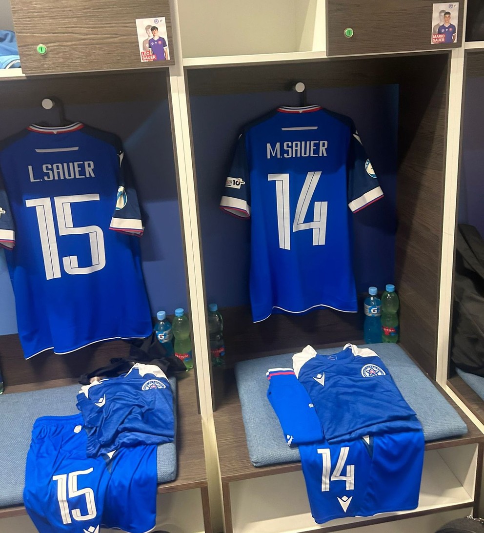 Vedľa seba v šatni reprezentácie.