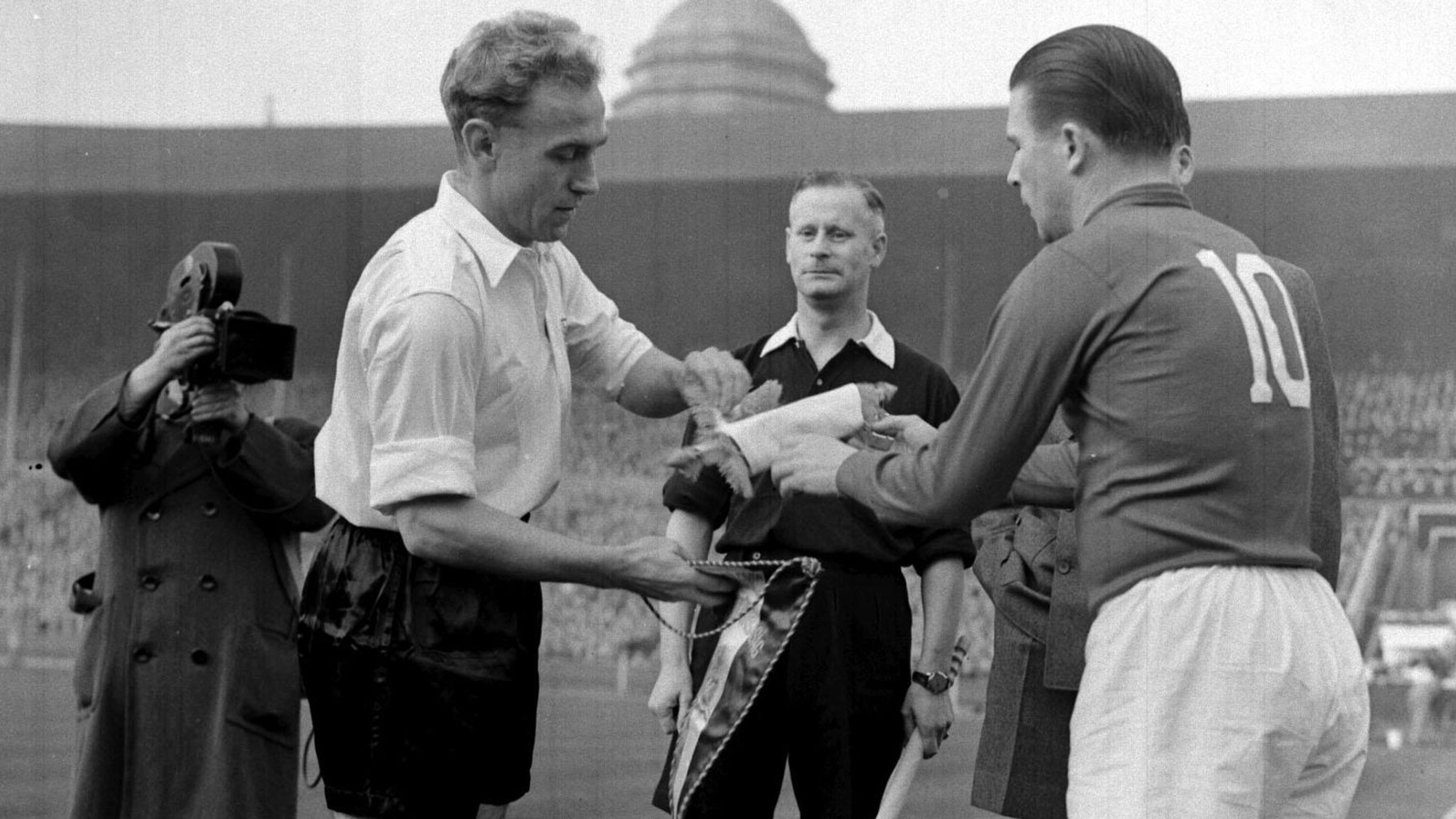 Kapitáni Billy Wright (Anglicko) a Ferenc Puskás (Maďarsko) pred zápasom 25. novembra 1953 na štadióne Wembley.