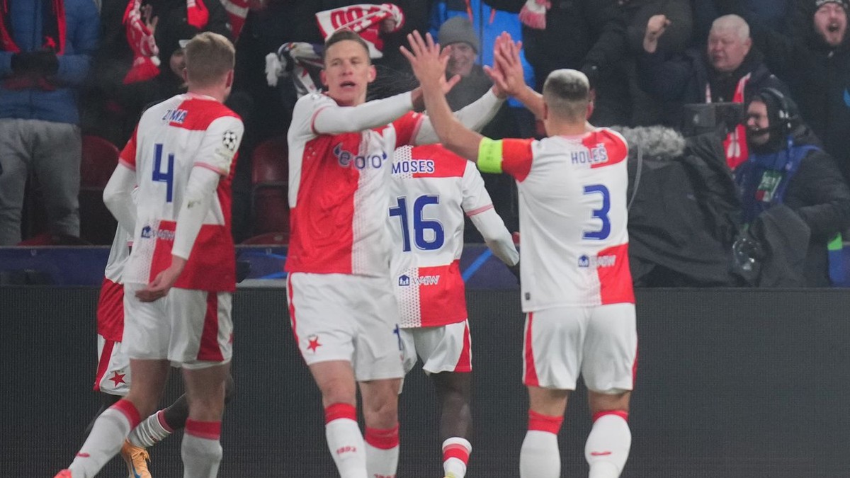 Slavia Praha oslavuje gól. 