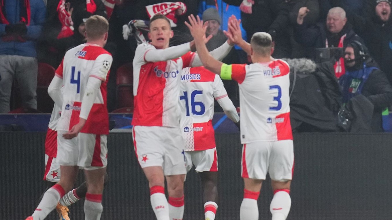 Slavia Praha oslavuje gól. 