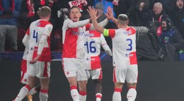 Slavia Praha oslavuje gól. 