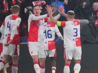 Slavia Praha oslavuje gól. 