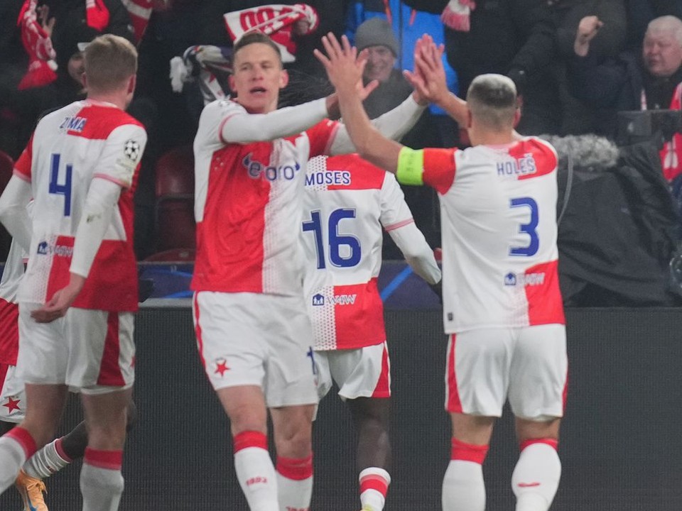 Slavia Praha oslavuje gól. 
