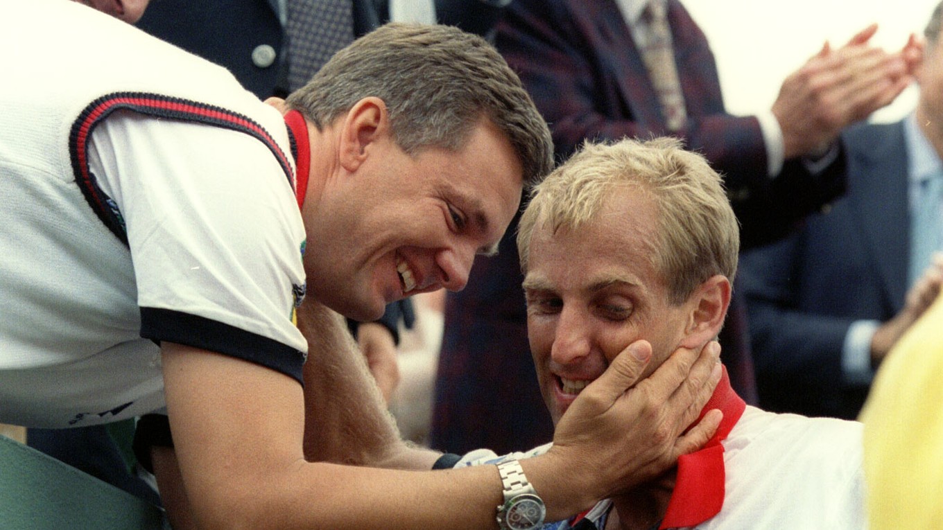 Ronald Leitgeb gratuluje svojmu zverencovi Thomasovi Musterovi k titulu na French Open 1995.