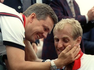 Ronald Leitgeb gratuluje svojmu zverencovi Thomasovi Musterovi k titulu na French Open 1995.