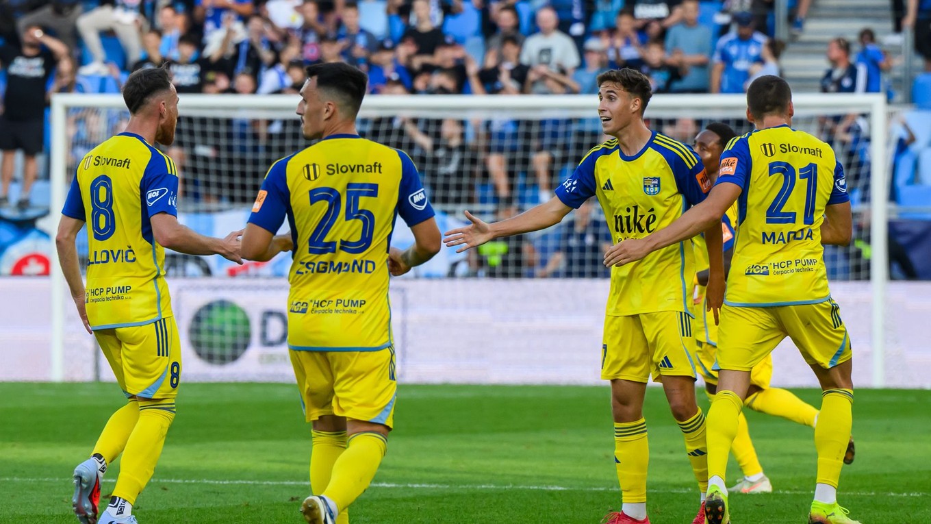 Na snímke tretí zľava Mátyás Kovács (Košice) sa teší z gólu počas zápasu 6. kola Niké ligy ŠK Slovan Bratislava - FC Košice.