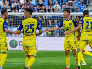 Na snímke tretí zľava Mátyás Kovács (Košice) sa teší z gólu počas zápasu 6. kola Niké ligy ŠK Slovan Bratislava - FC Košice.