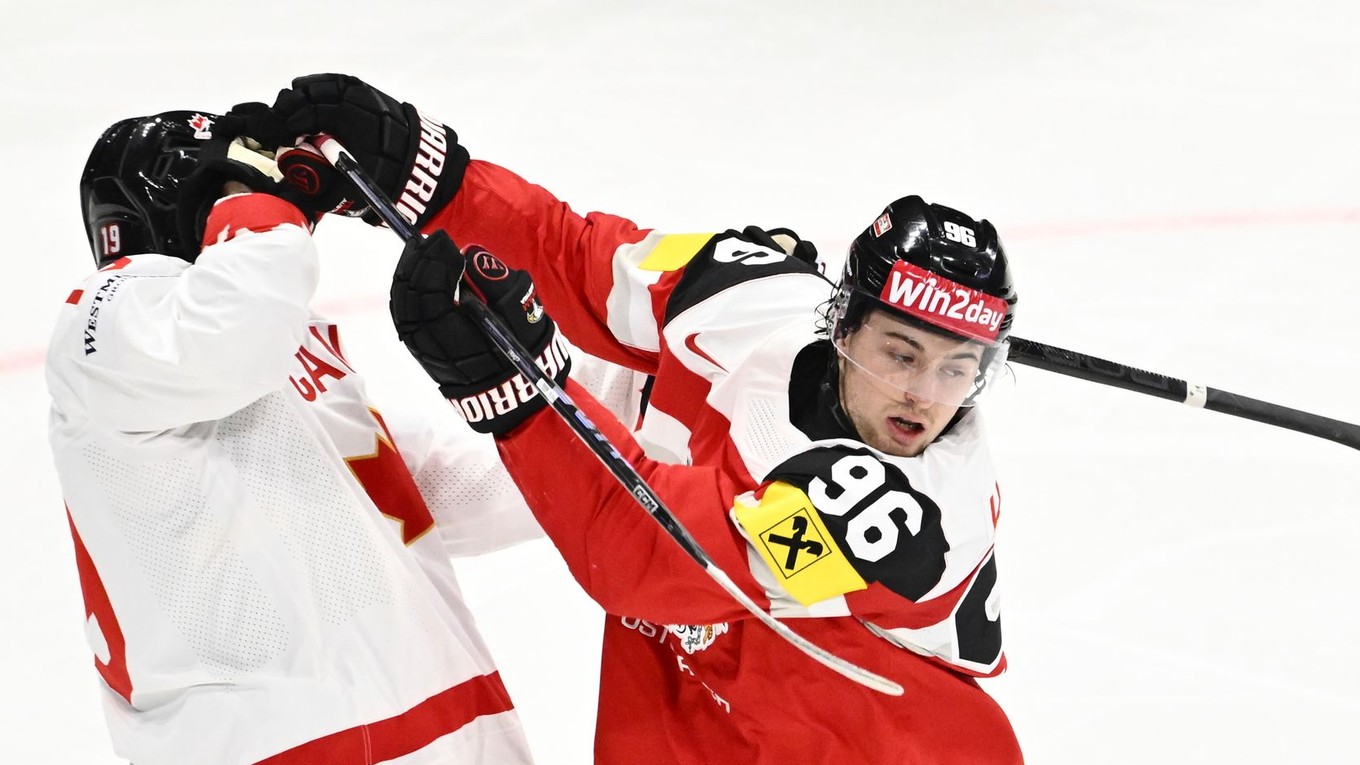 Adam Fantilli (vľavo) a Marco Kasper v zápase Kanada - Rakúsko v skupine A na MS v hokeji 2025.