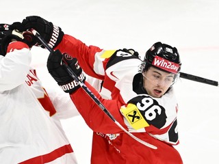 Adam Fantilli (vľavo) a Marco Kasper v zápase Kanada - Rakúsko v skupine A na MS v hokeji 2025.