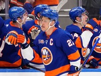 Kapitán tímu New York Islanders Anders Lee sa teší z gólu. 