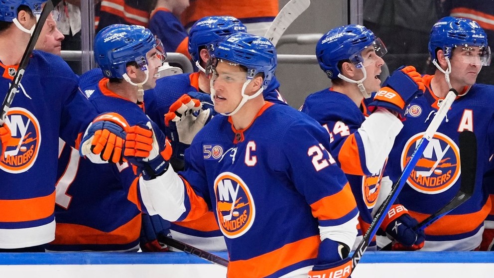 Kapitán tímu New York Islanders Anders Lee sa teší z gólu. 