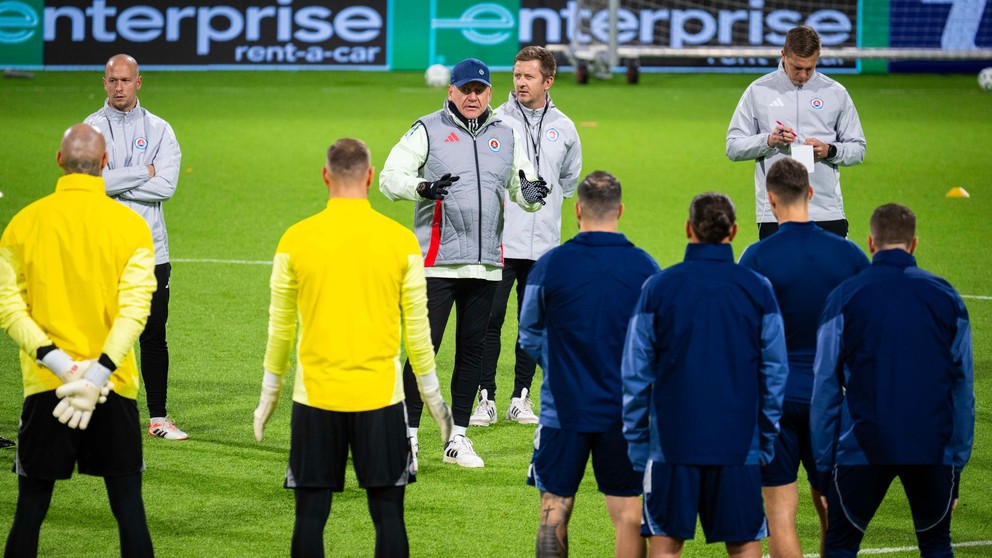Na snímke tréner ŠK Slovan Bratislava Vladimír Weiss st. (uprostred) spolu s hráčmi počas tréningu pred štvrtkovým zápasom.