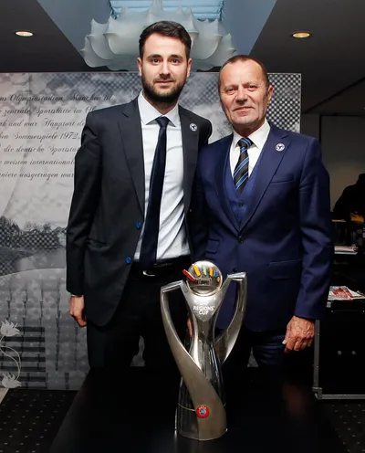 Prezident ZsFZ Ladislav Gádoši (vpravo) a Martin Hrnčír z medzinárodného oddelenia SFZ s trofejou pre víťaza Regions Cupu.