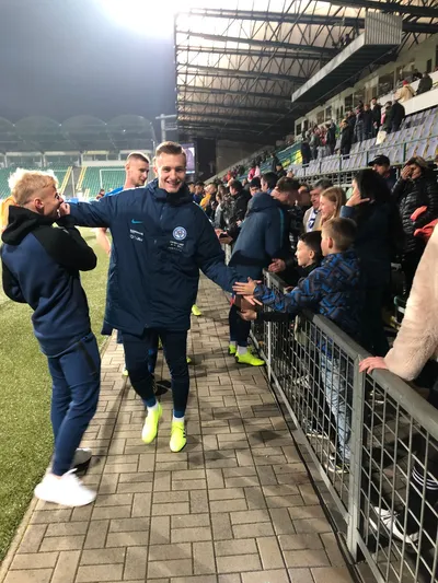 Kolesár sa teší z víťazstva so spoluhráčom Martinom Bednárom a fanúšikmi.