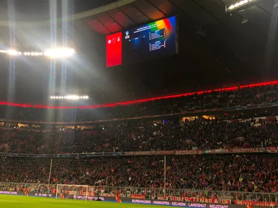 Žreb na štadióne Bayernu v prestávke duelu Ligy majstrov s Liverpoolom.