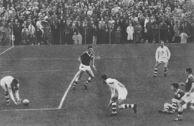 Brankár Dwyer zasahuje pred Kvašňákom v bielom (8.10.1961 Írsko – ČSSR 1:3).