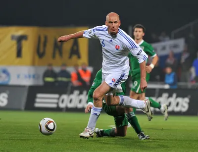 Miroslav Karhan ako prvý pokoril métu 100 reprezentačných zápasov. Jubileum dosiahol 12.10.2010 v dueli s Írskom.