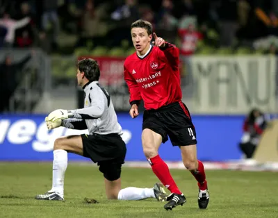 Marek Mintál oslavuje gól v drese 1. FC Norimberg proti Borussii Dortmund. Fotografia je z roku 2005.