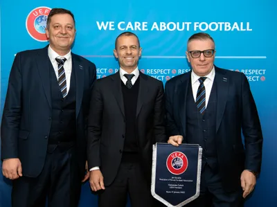 Generálny sekretár SFZ Peter Palenčík, prezident UEFA Aleksander Čeferin a prezident SFZ Ján Kováčik počas rokovaní v sídle UEFA.