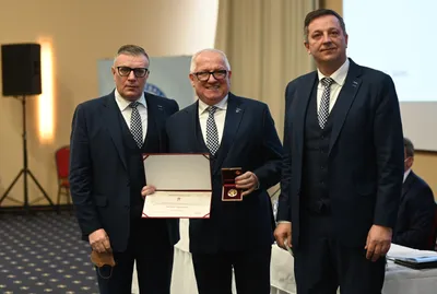 Zlatý odznak SFZ si počas volebnej konferencie SFZ prevzal od prezidenta Jána Kováčika (vľavo) a generálneho sekretára Petra Palenčíka (vpravo) člen výkonného výboru SFZ a predseda BFZ Juraj Jánošík.