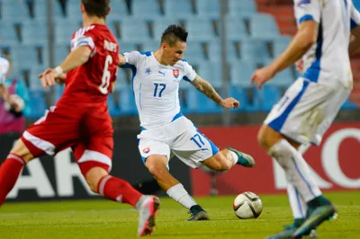 Na snímke uprostred Marek Hamšík (Slovensko) a vľavo Chris Philipps(Luxembursko) v kvalifikačnom zápase C-skupiny o postup na EURO 2016 Luxembursko - Slovensko v Luxemburgu 12. októbra 2015. FOTO TASR - Michal Svítok

- Slovensko Luxembursko šport futbal kvalifikácia
- C skupina ME EURO 2016 slovaciká